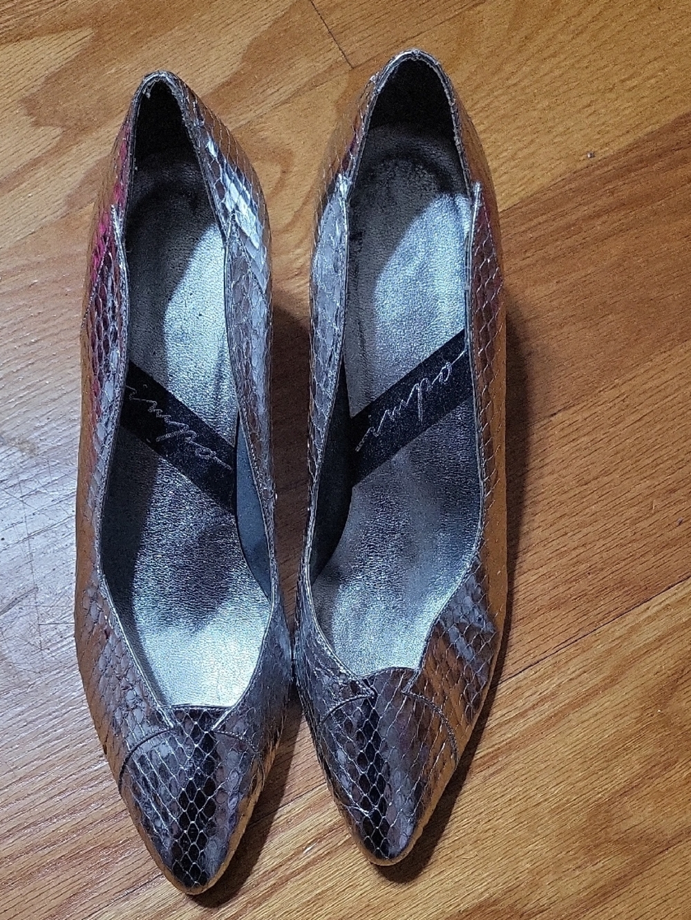 Pointed Toe Metallic Snake-Print Women's Flats - Silver
